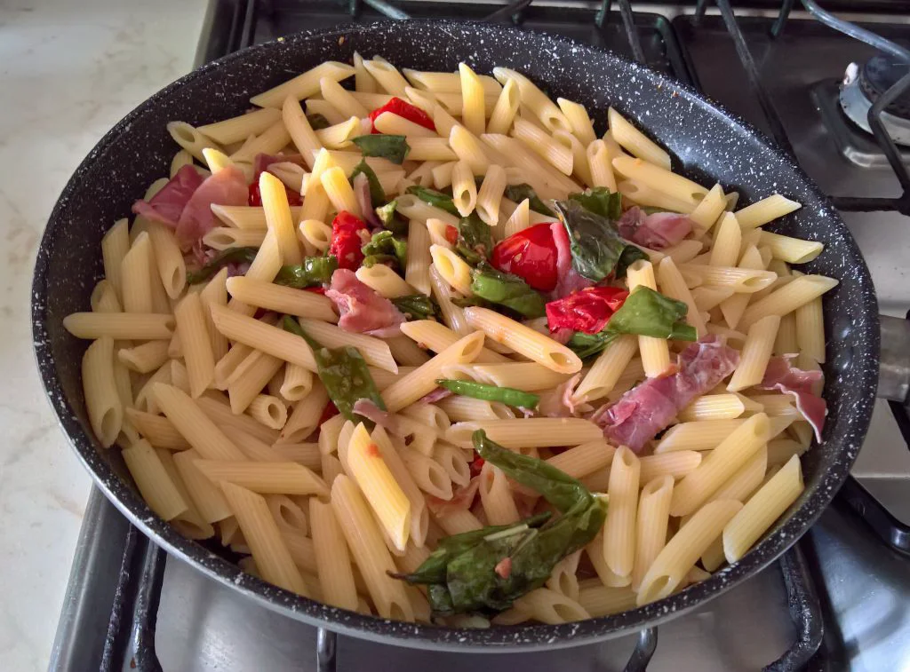 pennette rigate ai peperoncini dolci e prosciutto
